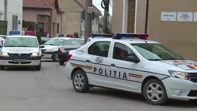 Un şofer fără permis a rănit 2 poliţişti şi a fugit. E căutat acum de toţi agenţii