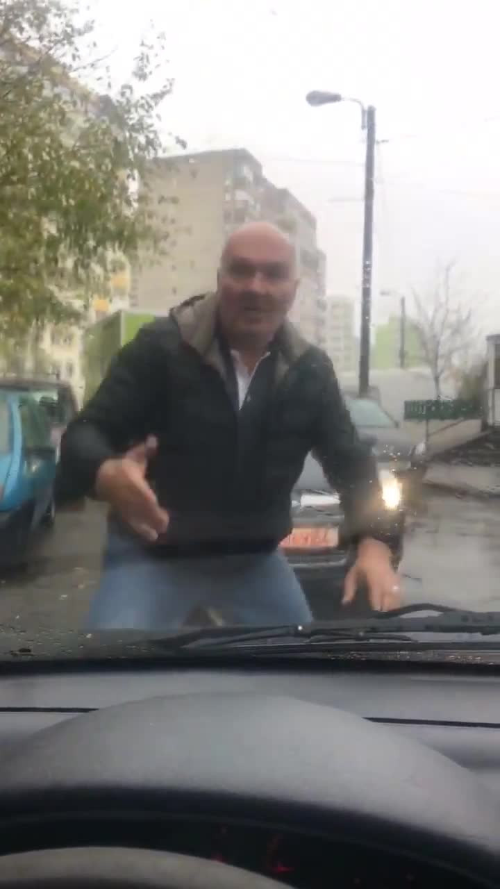 Imagini șocante filmate în București: un șofer agresiv sparge parbrizul unei mașini