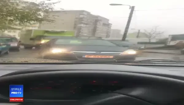 Imagini șocante filmate în București: un șofer agresiv sparge parbrizul unei mașini