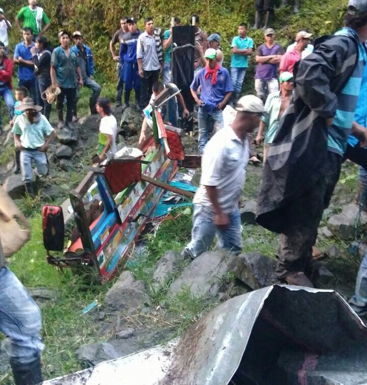 Un autocar a căzut într-o râpă, în Columbia: 14 morți și 35 de răniți