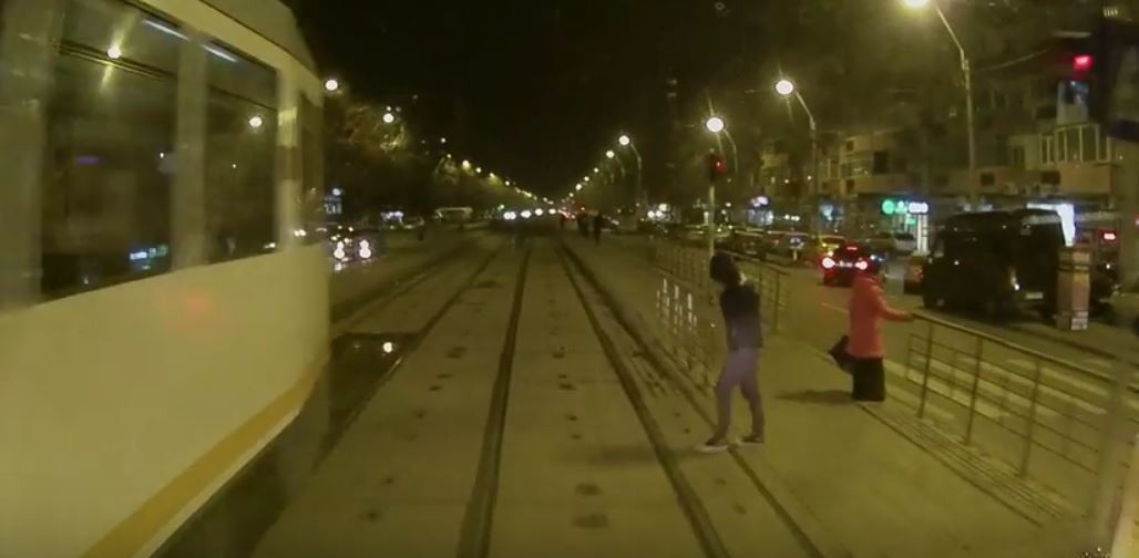 Filmarea unui vatman arată gesturile inconștiente ale pietonilor, în București. VIDEO