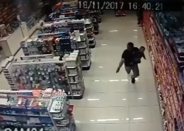 Un polițist a împușcat mortal doi bărbați, într-o farmacie. VIDEO