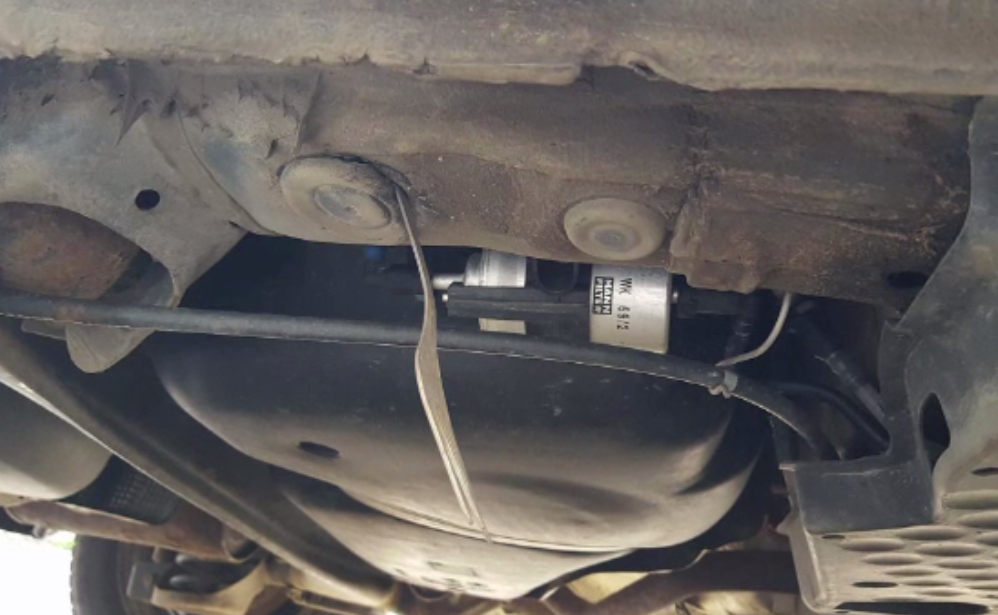 A găsit o furculiță înfiptă sub mașină și acum se teme de dușmani. Povestea primăriței