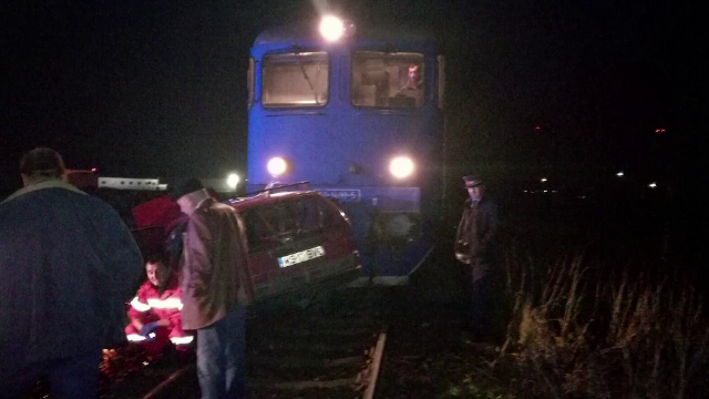Bărbat din Mureș mort, după ce mașina în care se afla a fost spulberată de tren