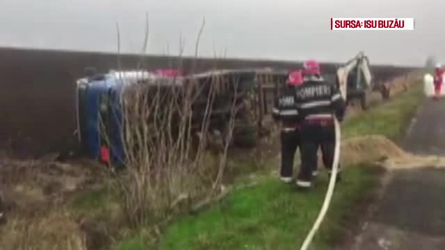 TIR încărcat cu azotat de amoniu, răsturnat în Buzău. Pompierii descărcat marfa în 6 ore