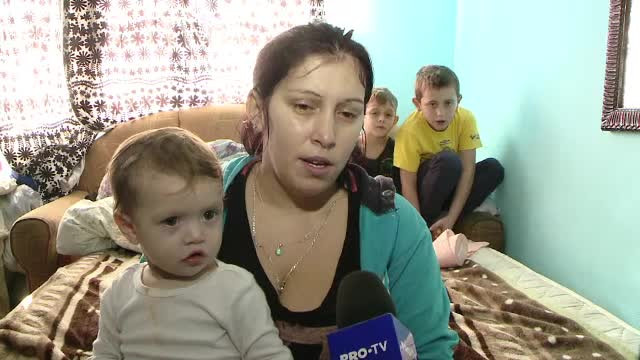 Risc mare de sărăcie. O mamă își alăptează copilul de 3 ani pentru că nu are mâncare