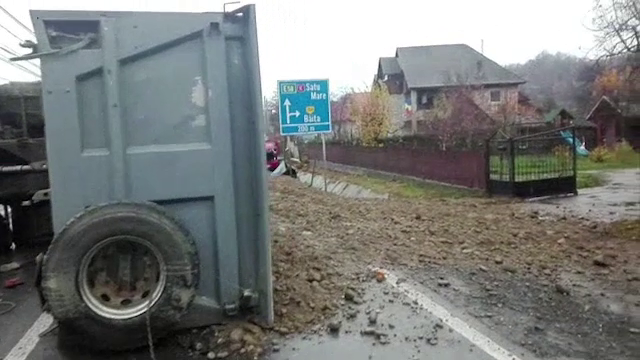Accident în lanț, în Maramureș, după ce o basculantă cu nisip s-a răsturnat în trafic, peste o mașină
