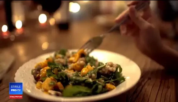 Resturile de mâncare, ridicate la rang de artă de câțiva fotografi talentați. Banii strânși îi donează