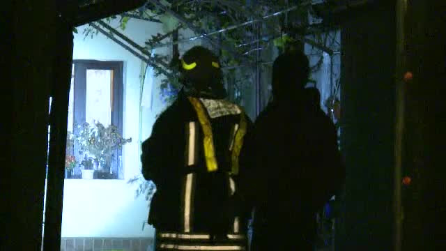 Trei case au ars în Bucureşti, din cauza unui locatar care se încălzea cu lemne şi cauciucuri