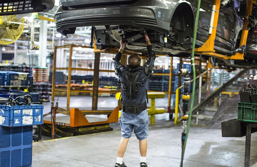 Ford testează un "exoschelet" care ar putea fi folosit şi în fabrica de la Craiova