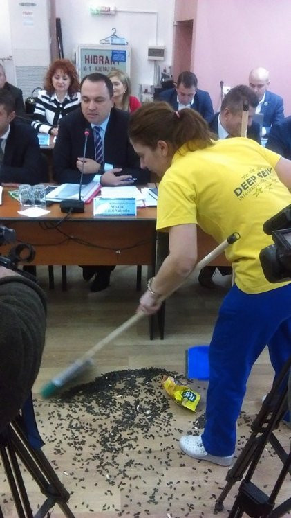 Primarul din Focşani a dat seminţe pe jos în conferinţa de presă. Ce voia să demonstreze