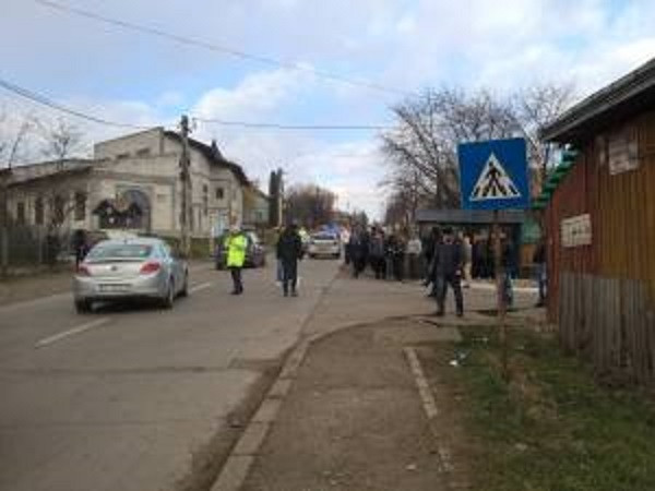 Copii loviţi de o maşină când aşteptau autobuzul, pe o şosea din Suceava