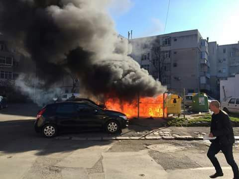 Trei maşini au ars în Tulcea, după ce un trecător şi-a aruncat ţigara în gunoi