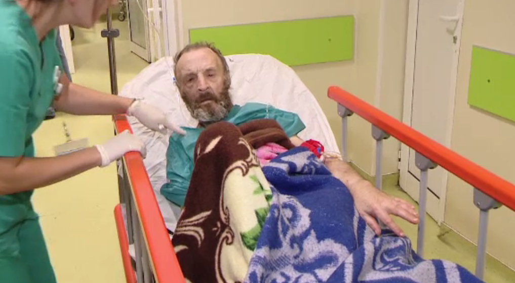 Situație disperată pentru un bătrân din Iași. Nu poate fi externat pentru că acasă locuiește într-o mizerie cruntă