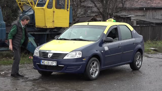 Taxi furat în timp ce șoferul își cumpăra o cafea. Hoțul, prins după ce a făcut accident