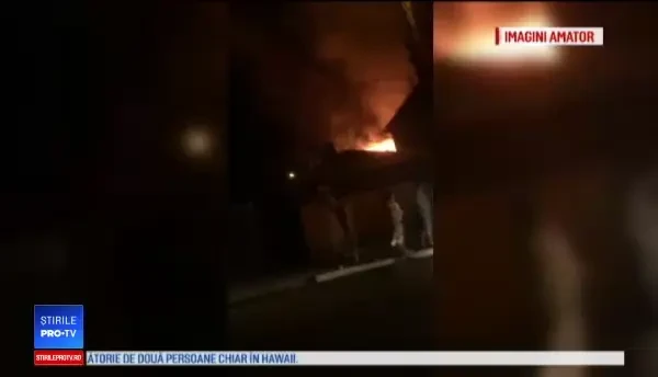 Trei case au ars în Bucureşti, din cauza unui locatar care se încălzea cu lemne şi cauciucuri