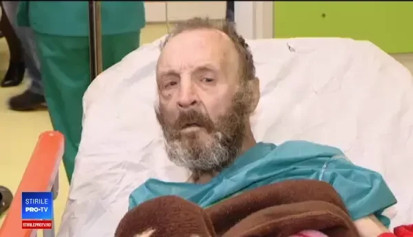 Situație disperată pentru un bătrân din Iași. Nu poate fi externat pentru că acasă locuiește într-o mizerie cruntă