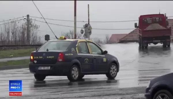 Taxi furat în timp ce șoferul își cumpăra o cafea. Hoțul, prins după ce a făcut accident