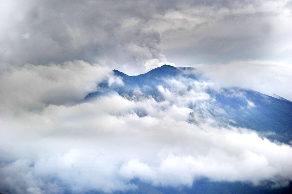 Fum negru de cenușă deasupra vulcanul din Bali, la două luni după ”o activitate intensă”