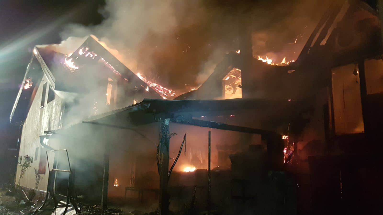 Incendiu puternic la o pensiune din Timiș. Șapte persoane, evacuate