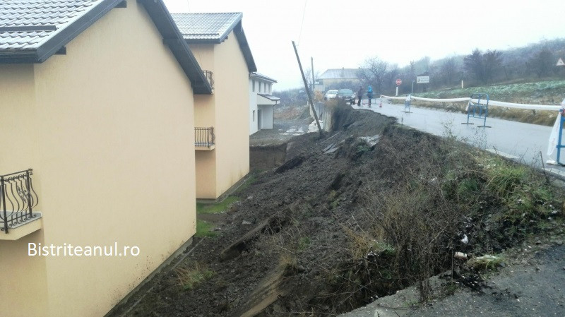 Un drum de 2,3 milioane de lei, care duce spre casa unui șef de Consiliu Județean, s-a surpat