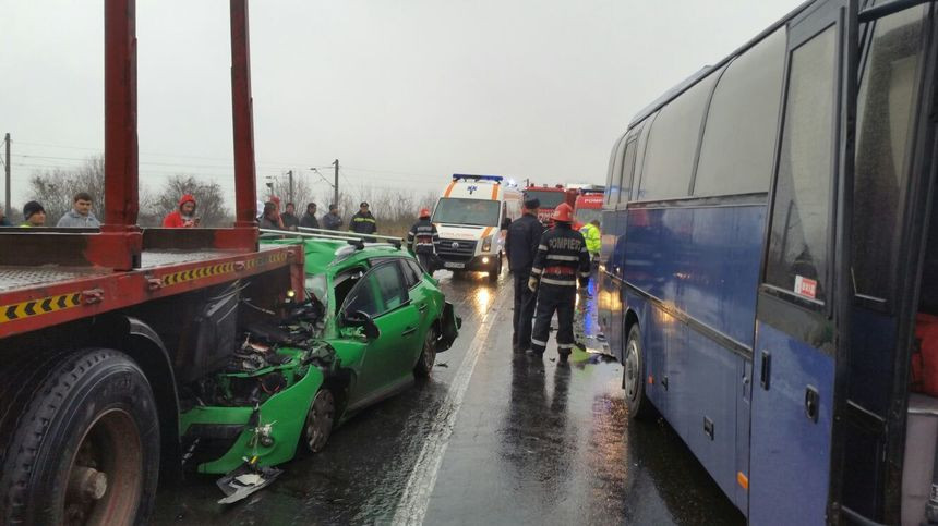 Accident pe DN 7 între un autocar, un autoturism și un trailer: 2 răniți