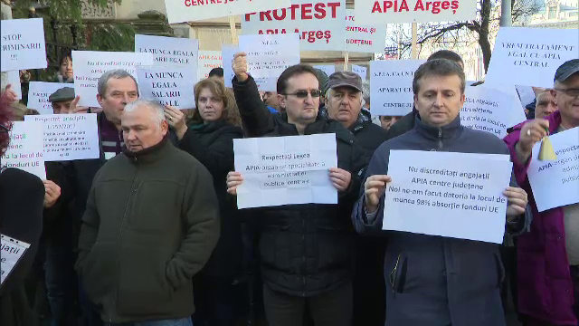 Peste 200 de angajaţi ai Agenţiei pentru Plăti şi Intervenţii în agricultură protestează în Capitala