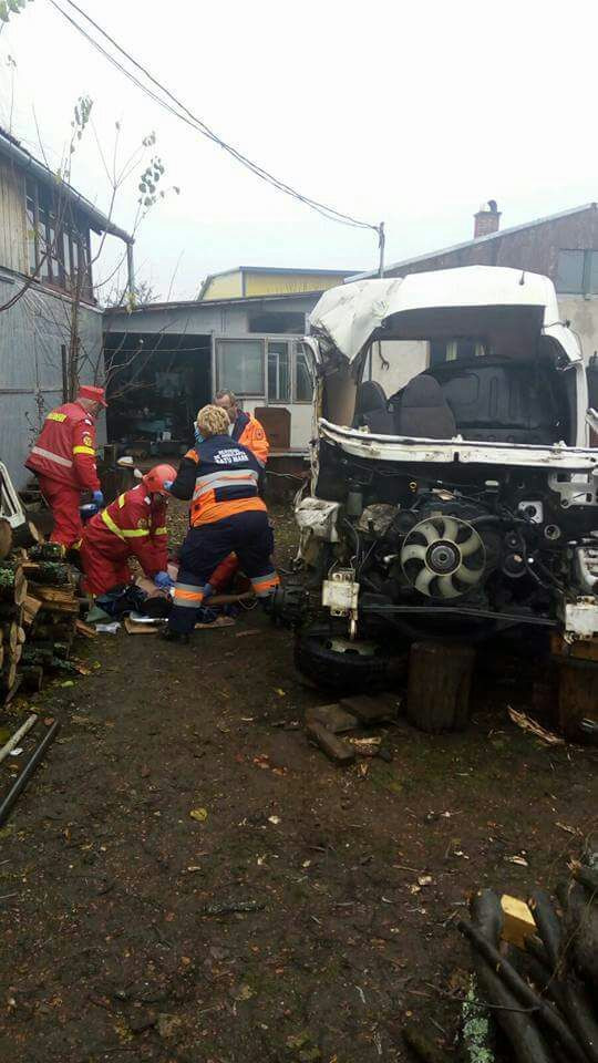 Un bărbat a murit strivit de un microbuz în timp ce demonta o componentă din caroserie. FOTO