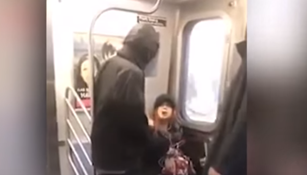 Femeie, agresată fizic în metroul din New York, amenințată cu moartea VIDEO