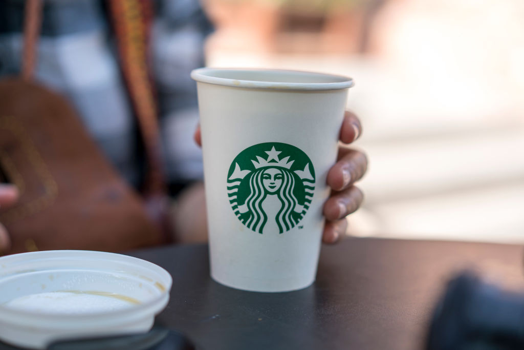 Bărbat căutat de poliție, după ce a instalat o cameră ascunsă în toaleta unui Starbucks