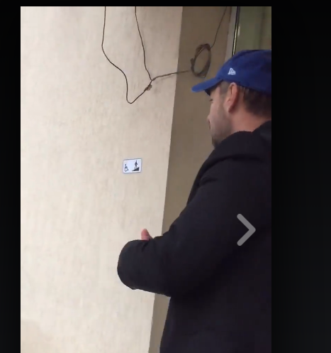 Cum întâmpină un paznic elevii de la o școală din Capitală: „Îți face ziua mai bună”. VIDEO