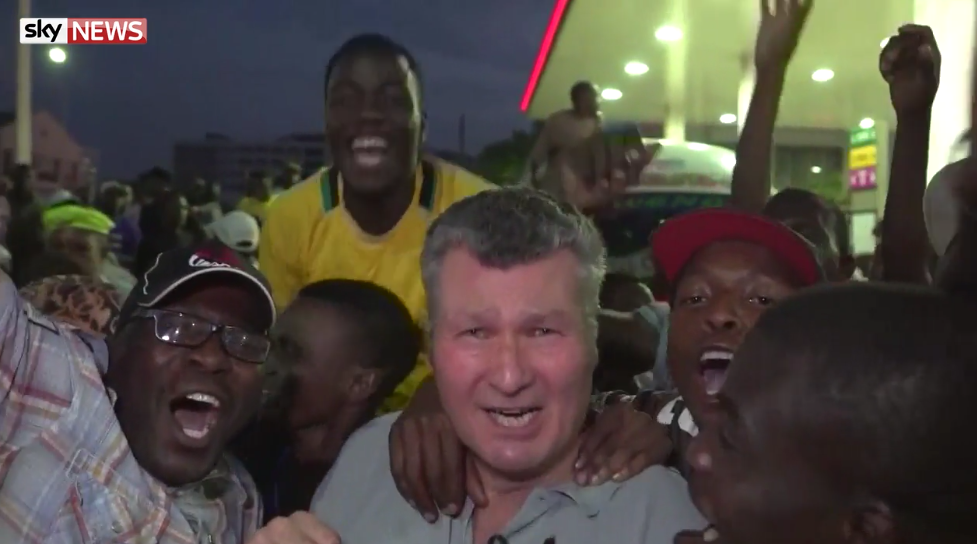 Corespondent Sky News, luat cu asalt de mulțimea care sărbătorea în stradă demisia lui Robert Mugabe