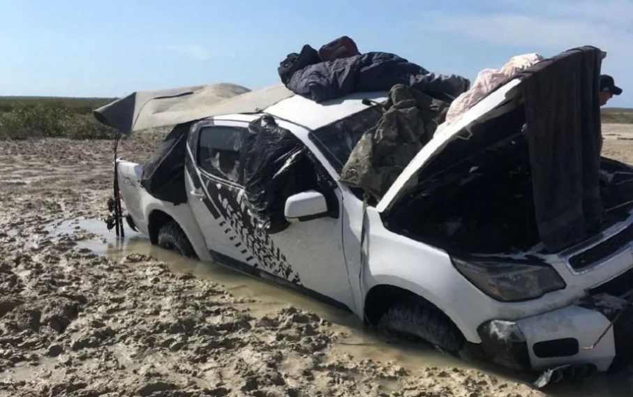 Doi australieni, izolați patru zile pe plafonul unei mașini, încojuraţi de apă şi crocodili