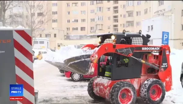 Firea promite maşini de topit zăpada şi freze speciale. Nu se știe însă când le vom avea