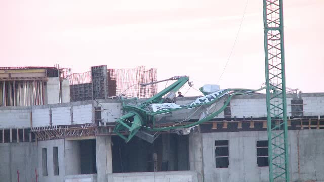 O macara s-a prăbuşit peste o clădire, la Spitalul de Copii din Timişoara