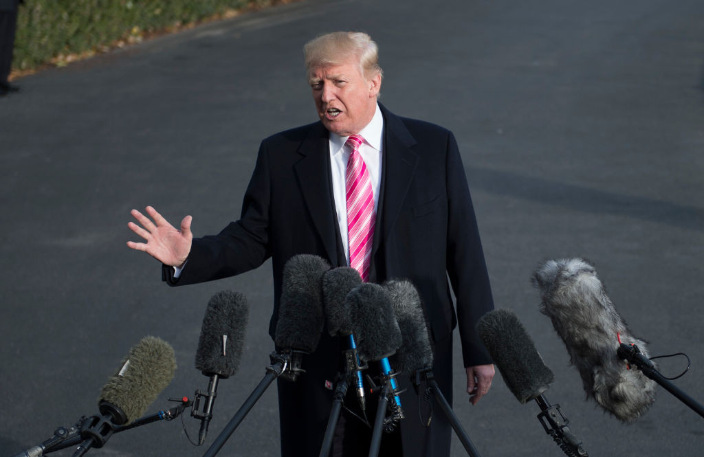 Trump l-a făcut "prost nerecunoscător" pe tatăl unuia dintre baschetbaliştii reţinuţi în China