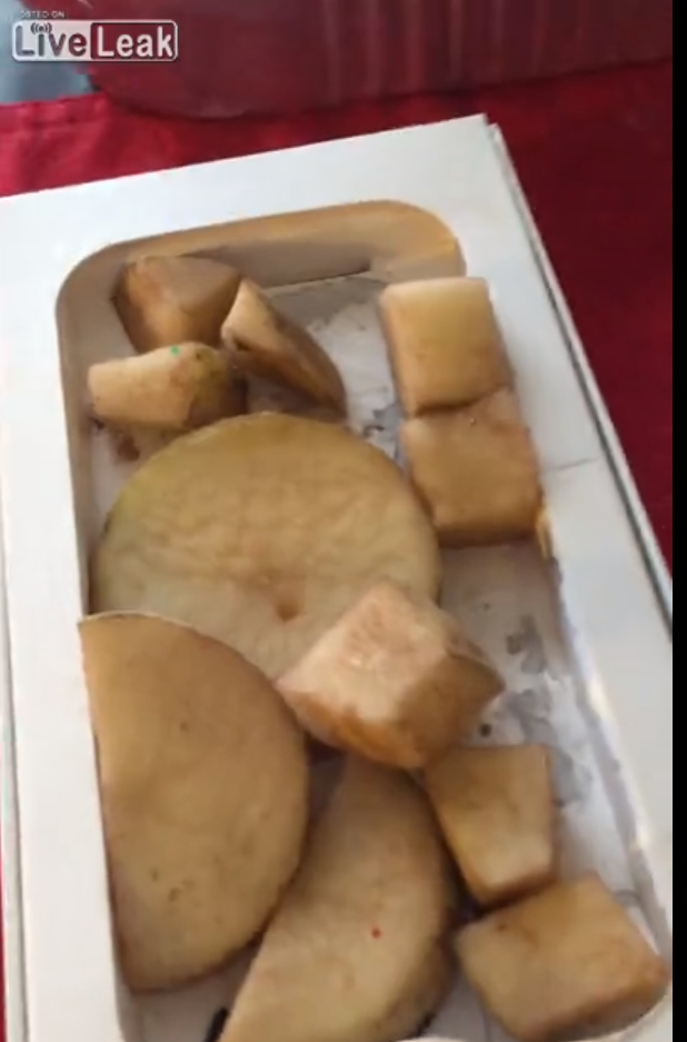 Țeapă de Black Friday. A cumpărat un iPhone, dar a primit 11 cartofi. VIDEO