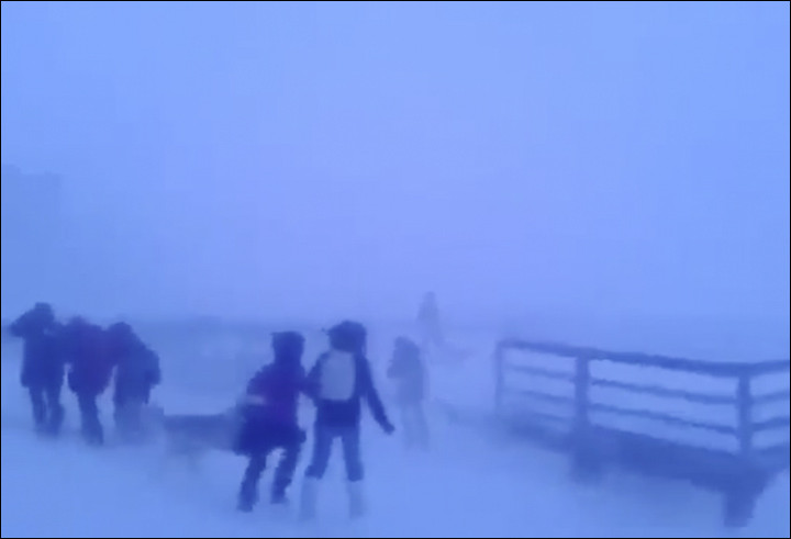 Imaginile virale cu elevii din Siberia care înfruntă o furtună arctică. VIDEO