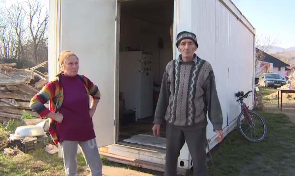 Casele le-au fost înghițite de pământ, iar autoritățile i-au abandonat în containere metalice