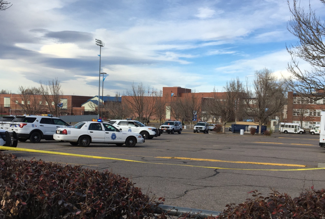 Focuri de armă în parcarea unei școli din Denver. Trei persoane au fost rănite