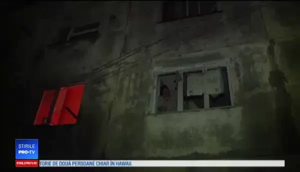 O fetiță de 2 ani, lăsată singură, a căzut de la etaj după ce a spart un geam cu ciocanul