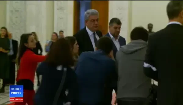Aleșii votează în aceste momente moțiunea de cenzură împotriva Guvernului. Dragnea și Tăriceanu au plecat din sală. VIDEO