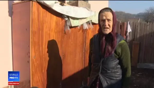 Casele le-au fost înghițite de pământ, iar autoritățile i-au abandonat în containere metalice