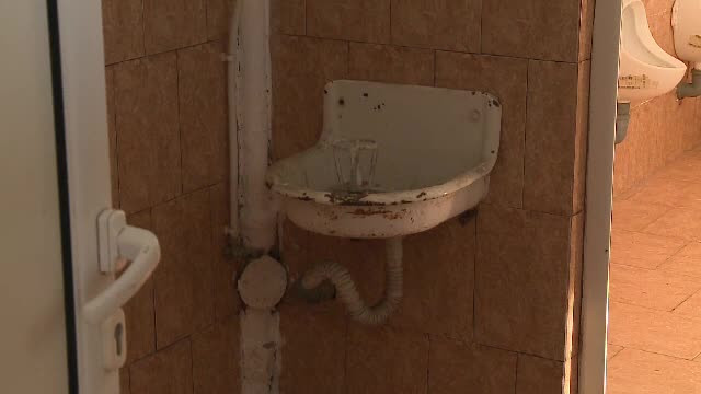 Zeci de copiii cu dureri de burtă şi vărsături, la colegiul din Ineu. "Apa miroase a mocirlă"