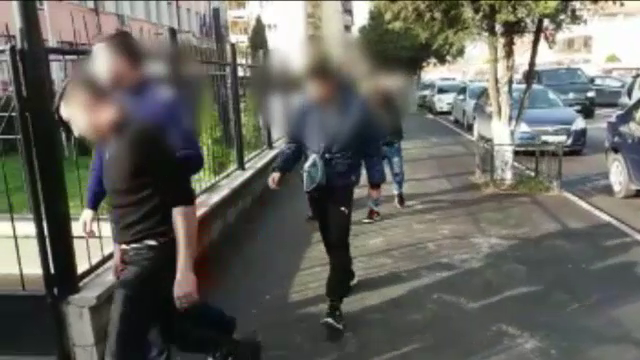 Cinci adolescenți din Sibiu, bănuiți de furt, prinși de polițiști