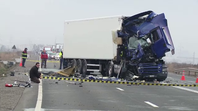 Un TIR a izbit un autobuz, pe DN1. Unul dintre șoferi a fost transportat la spital