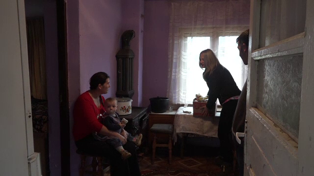 „Cămara cu bunătăți” aduce alimente familiilor nevoiașe: „Nu am mâncat niciodată o banană”