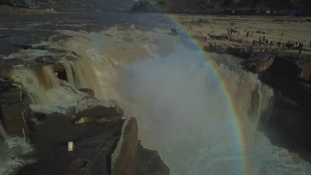 Imagini spectaculoase, surprinse la o cascadă din China