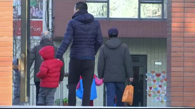 Copii puși să înghită pastile și sirop, înainte de somnul după-amiază, la o grădiniță din China