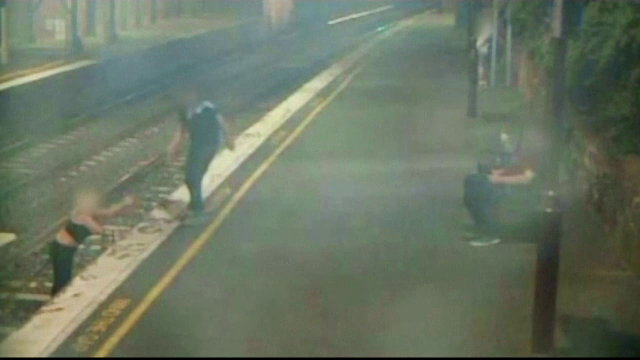 Femeie salvată de pe șine, înainte de sosirea unui tren